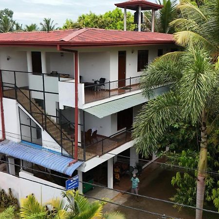 Suwani Pinnawala Homestay Buitenkant foto
