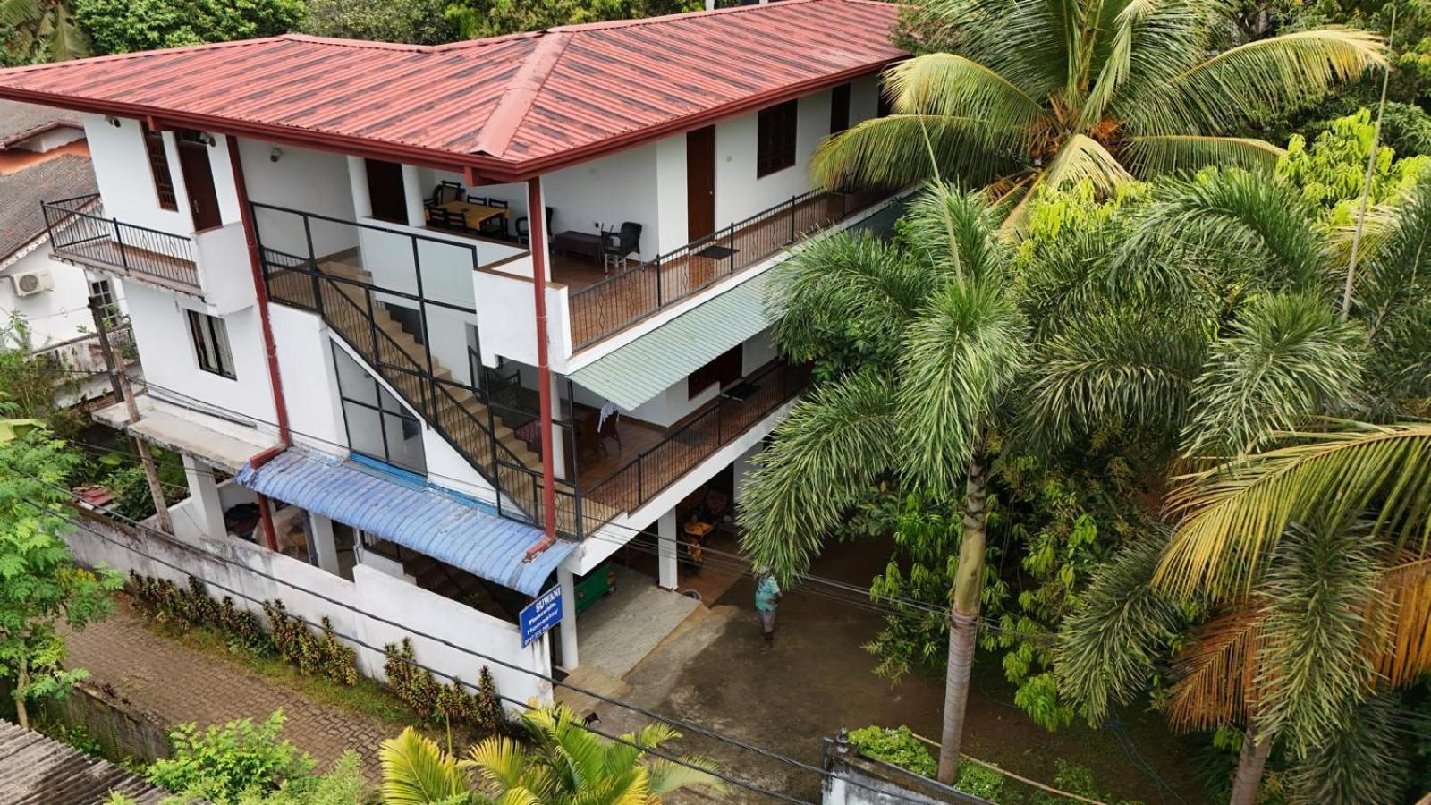 Suwani Pinnawala Homestay Buitenkant foto