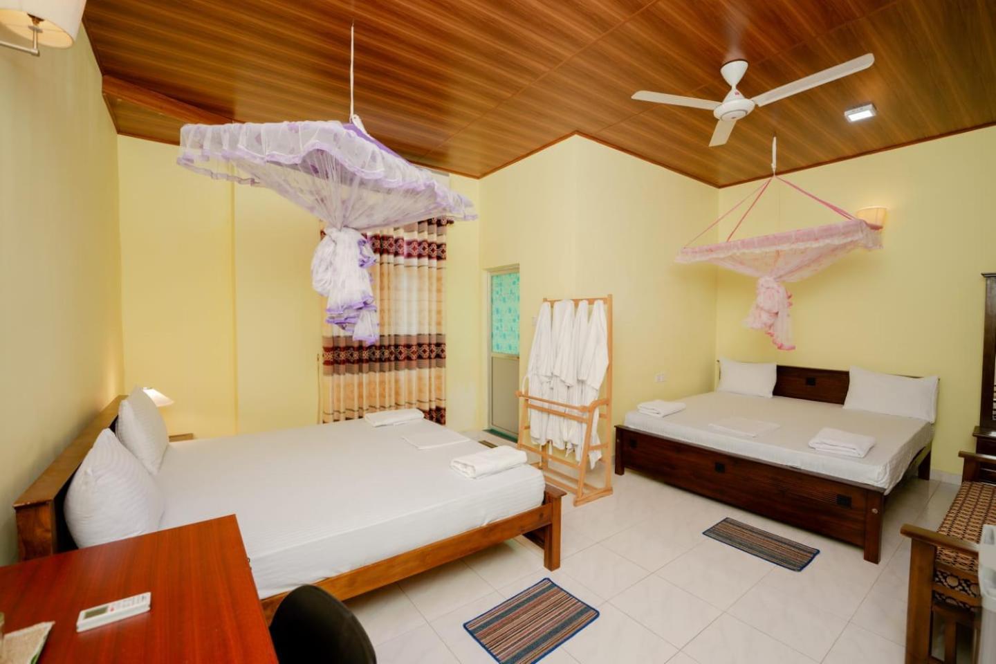 Suwani Pinnawala Homestay Buitenkant foto