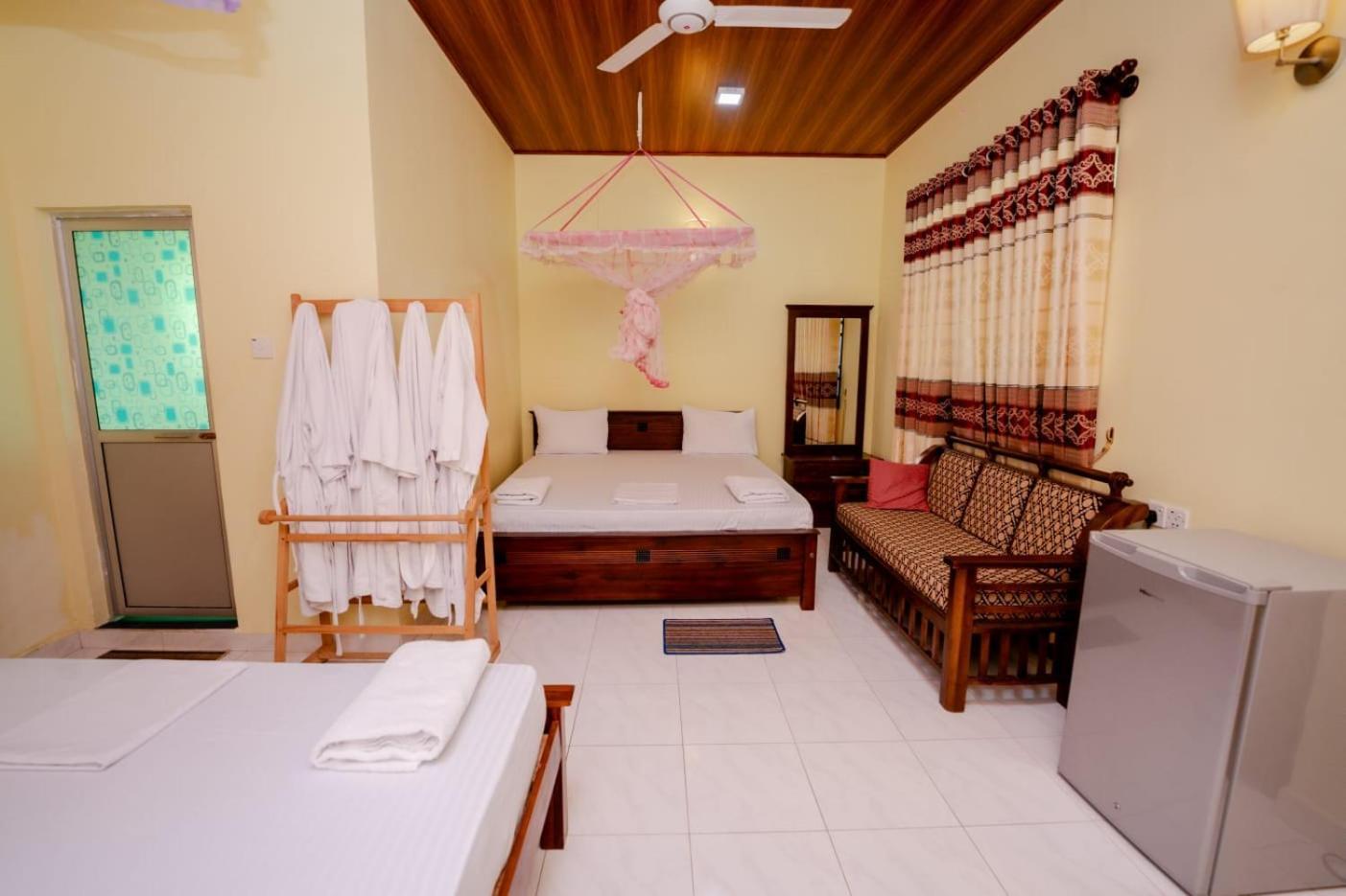 Suwani Pinnawala Homestay Buitenkant foto