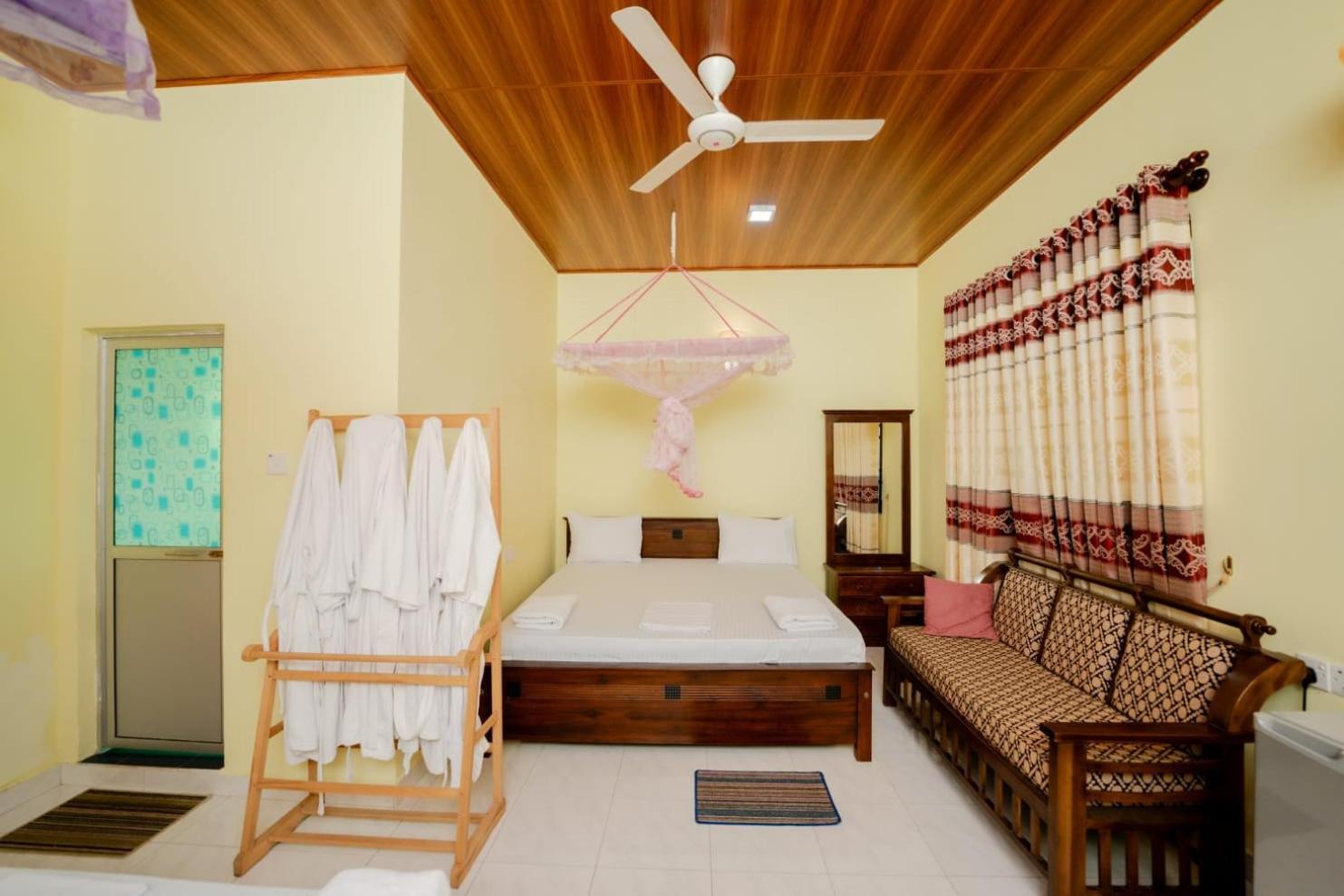 Suwani Pinnawala Homestay Buitenkant foto