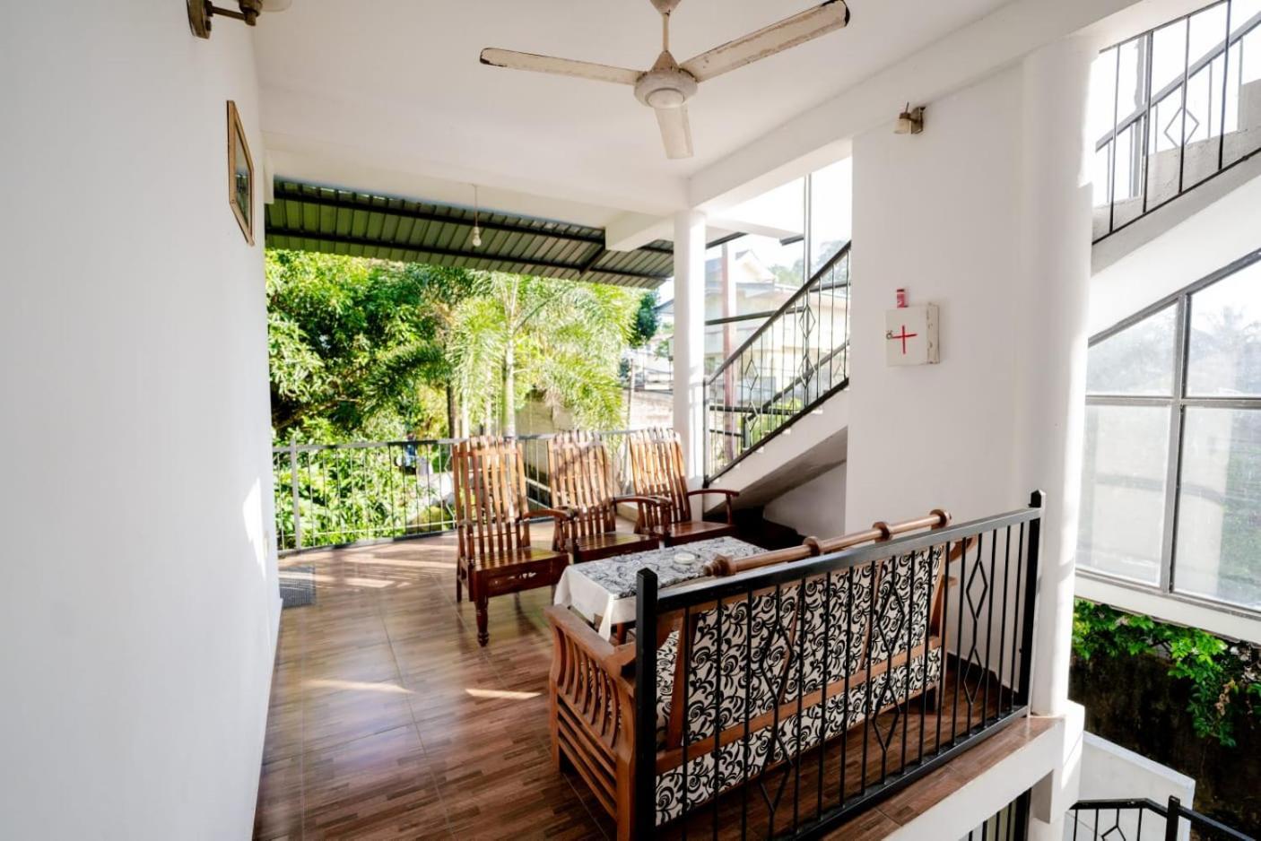 Suwani Pinnawala Homestay Buitenkant foto