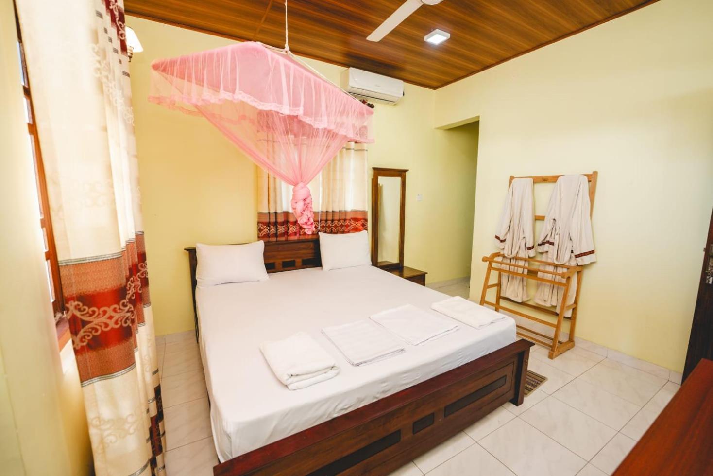 Suwani Pinnawala Homestay Buitenkant foto