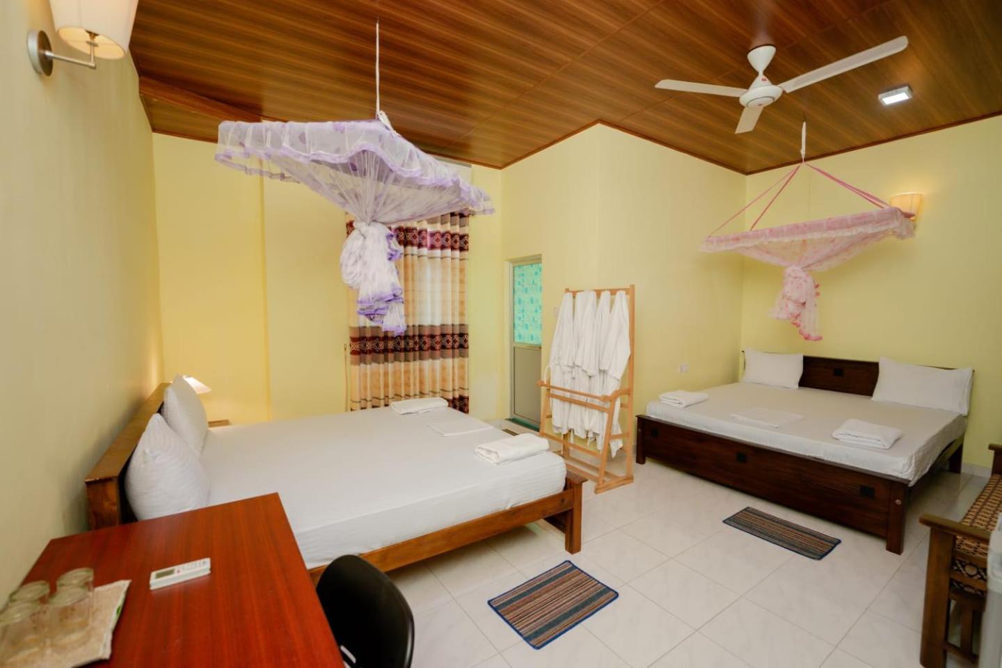 Suwani Pinnawala Homestay Buitenkant foto