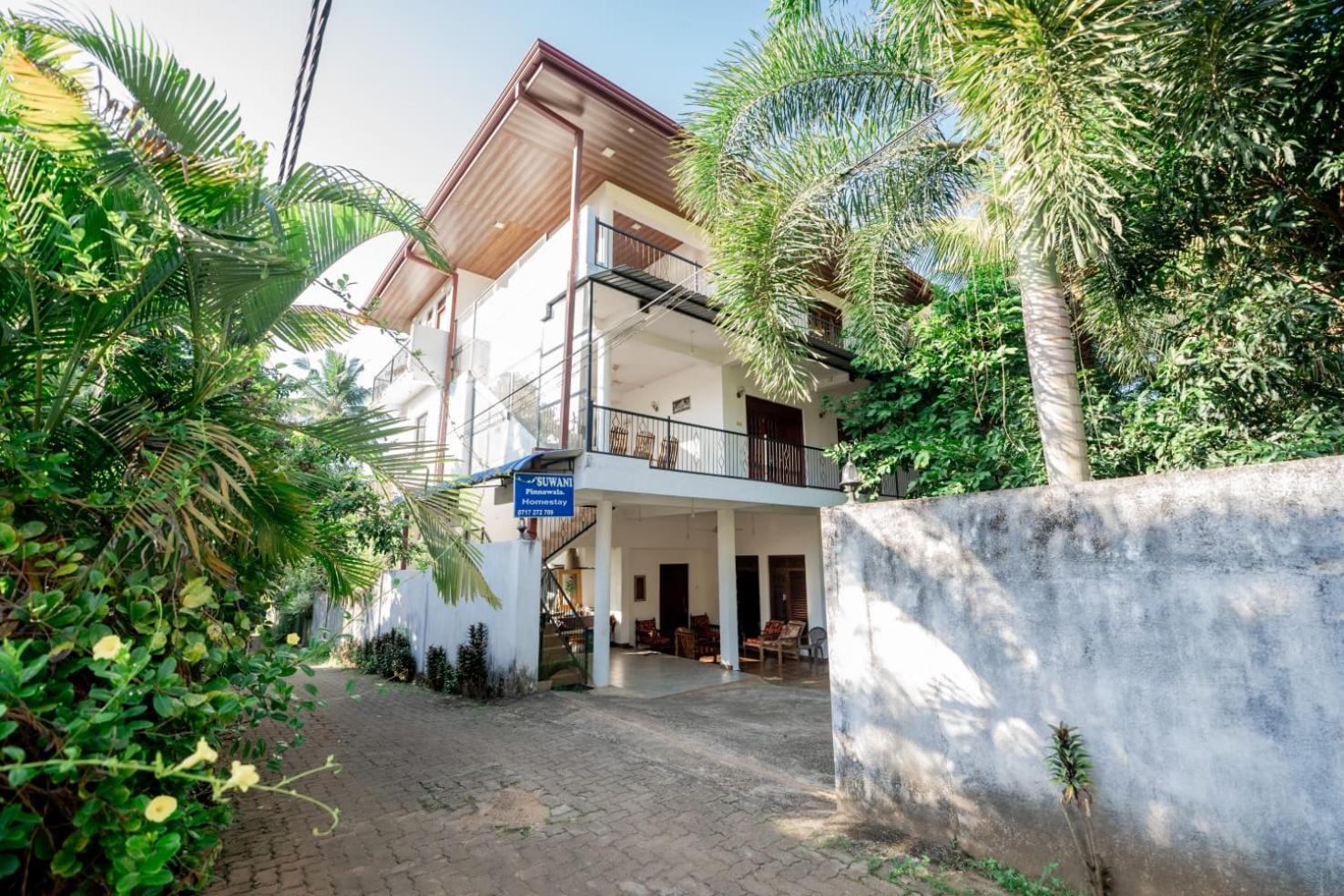 Suwani Pinnawala Homestay Buitenkant foto