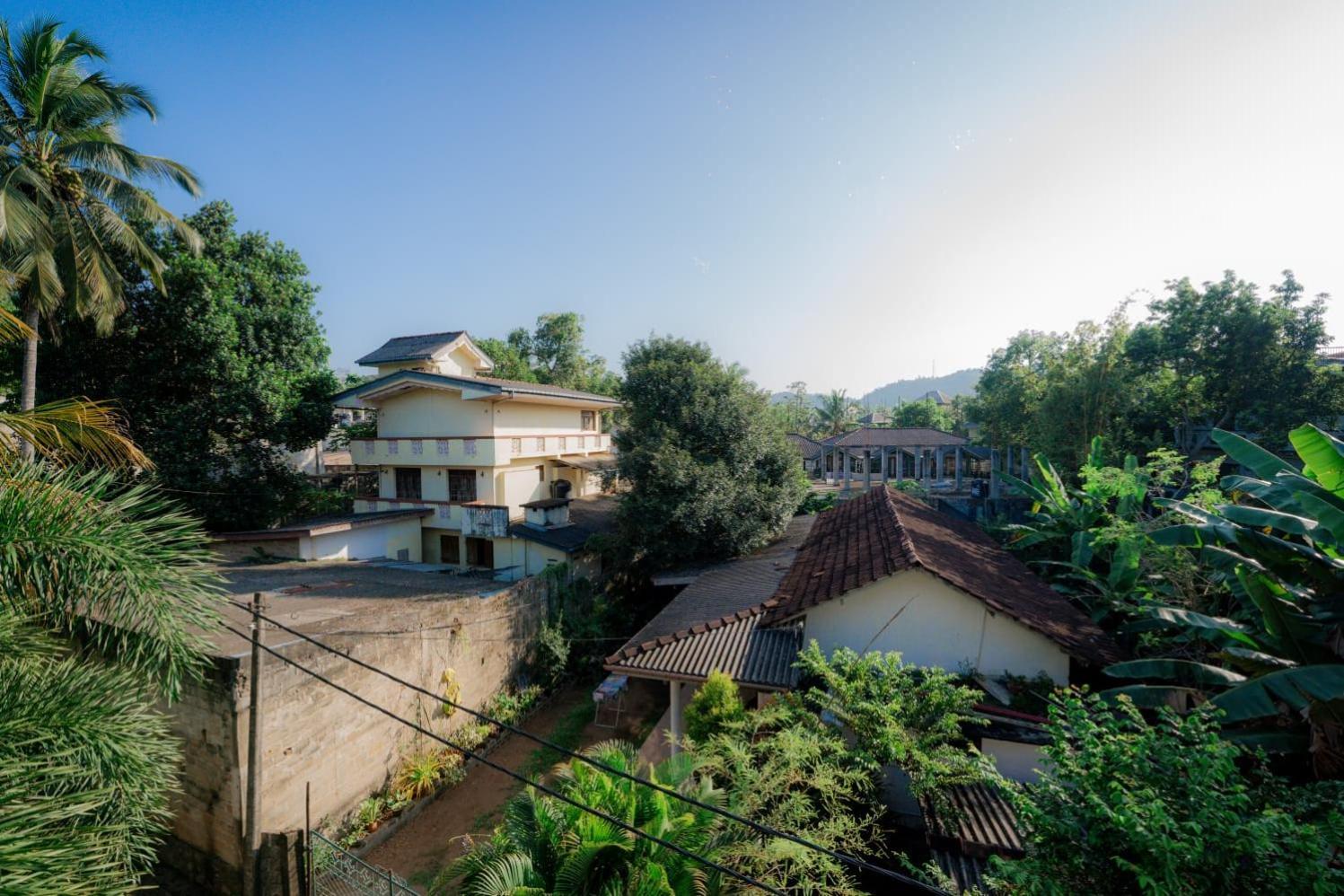 Suwani Pinnawala Homestay Buitenkant foto