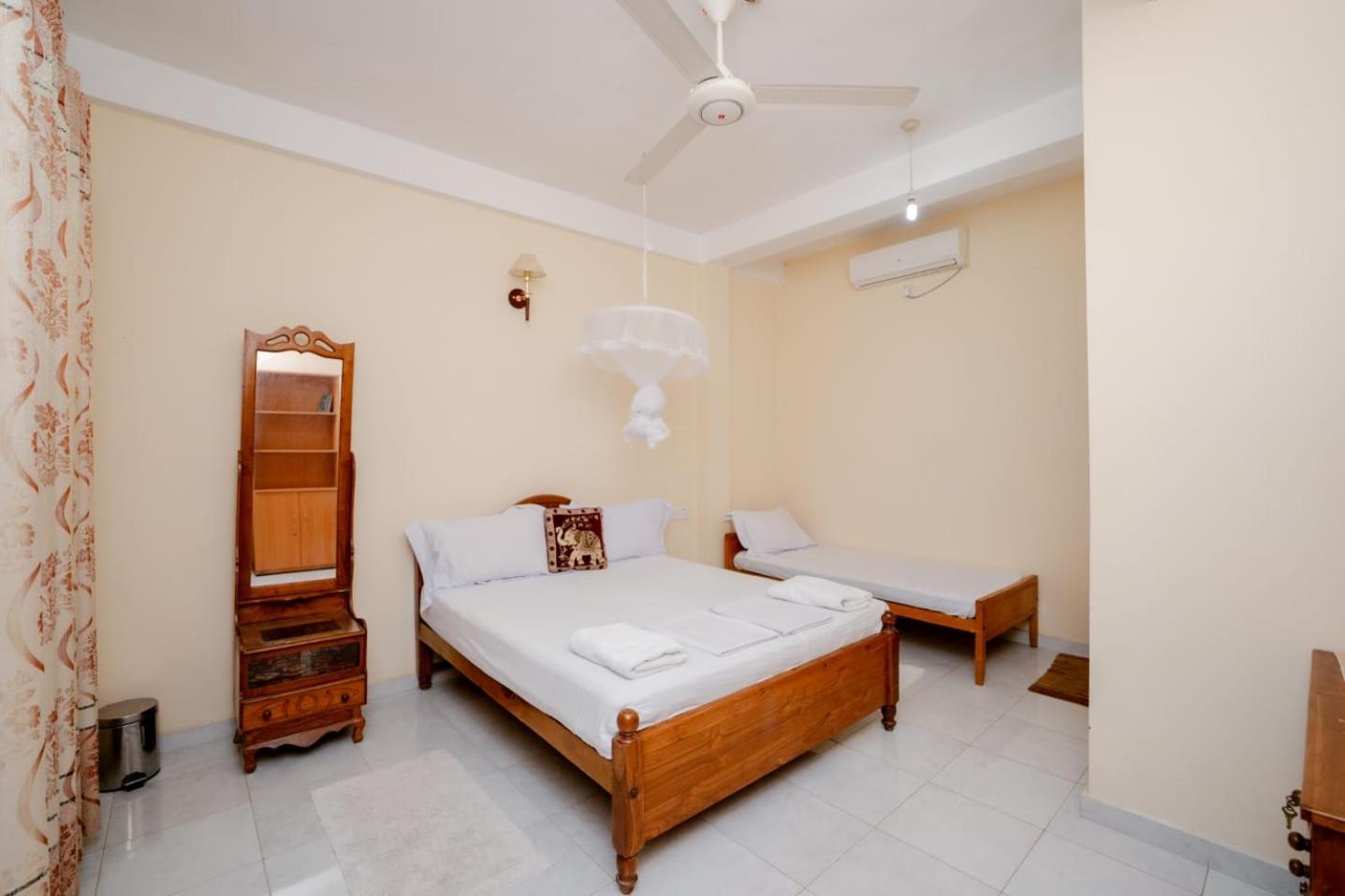 Suwani Pinnawala Homestay Buitenkant foto