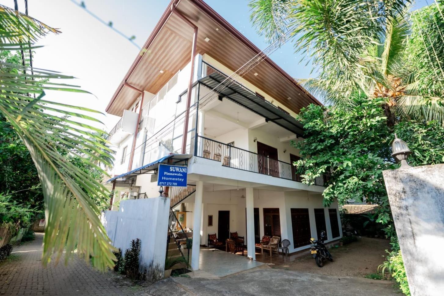 Suwani Pinnawala Homestay Buitenkant foto