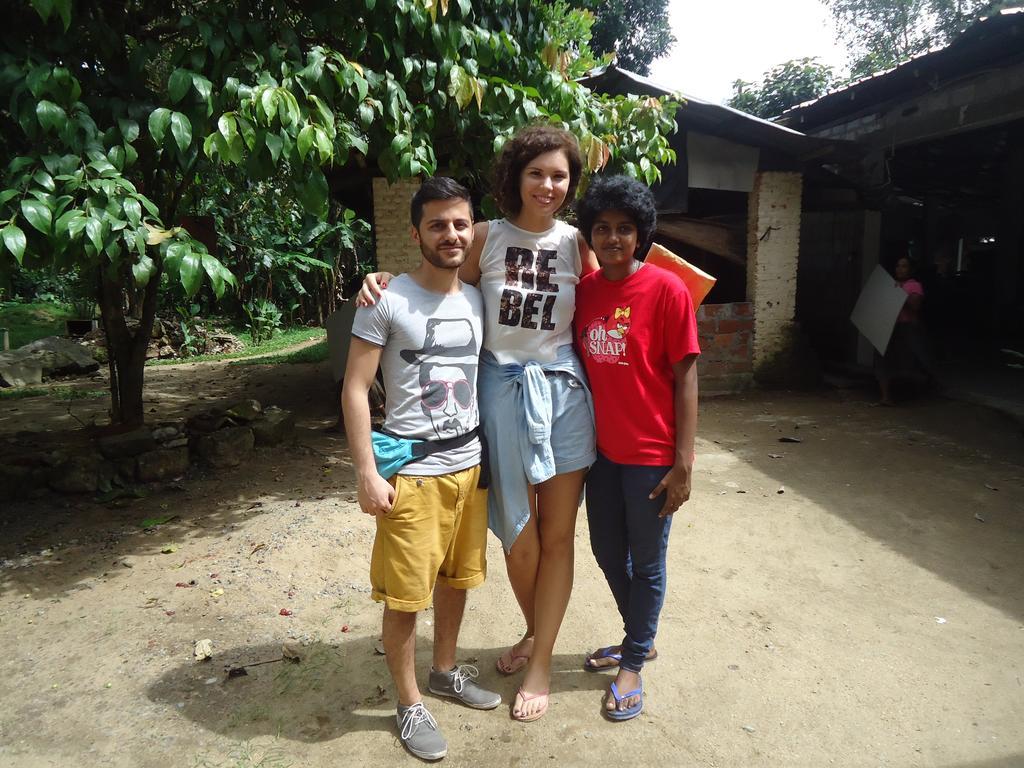 Suwani Pinnawala Homestay Buitenkant foto