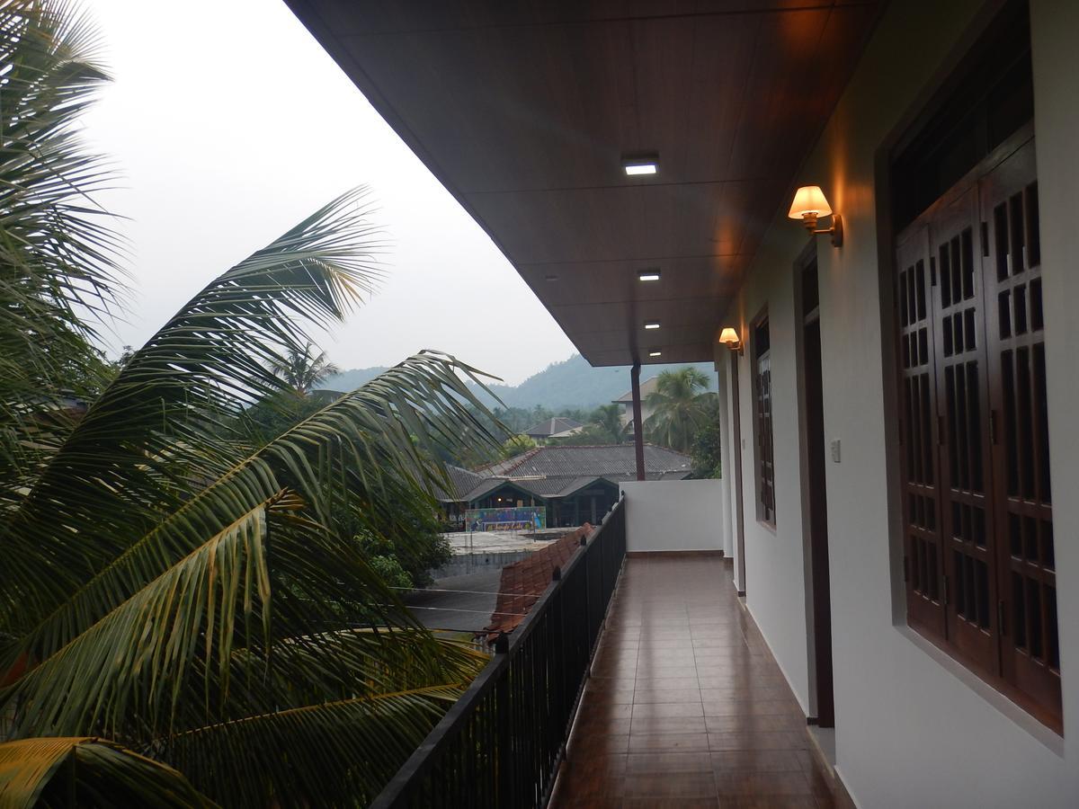 Suwani Pinnawala Homestay Buitenkant foto